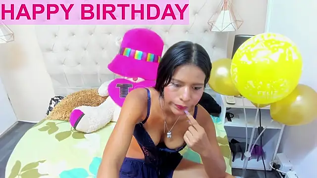 Snapshot of Little_Helen chatting on January 22, 2025, 1:32 pm Little Helen online show from January 22, 2025, 1:32 pm