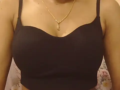 Snapshot of _FluffyHxney_ chatting on October 18, 2025, 6:30 pm FluffyHxney online show from October 18, 2025, 6:30 pm