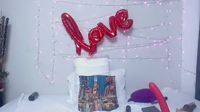 Nicol Love0 online show from March 3, 2025, 8:00 pm