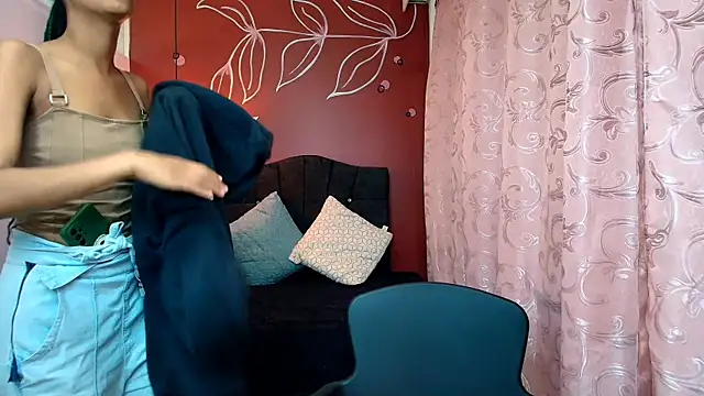 Zia Green online show from December 19, 2024, 12:12 pm