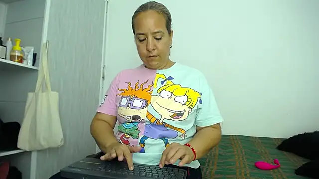 Snapshot of Iivana_19 chatting on February 8, 2026, 6:55 pm Iivana 19 online show from February 8, 2026, 6:55 pm