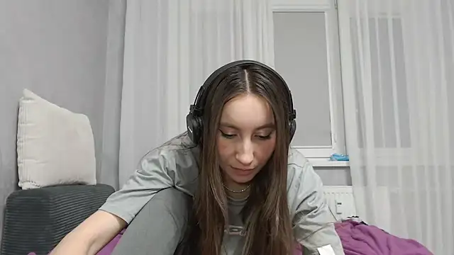 viviandaimond1 online show from February 13, 2026, 6:15 pm