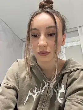 viviandaimond1 online show from April 17, 2026, 5:05 pm