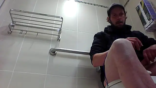 Snapshot of axelongshaft69 chatting on January 11, 2026, 12:26 am axelongshaft69 online show from January 11, 2026, 12:26 am