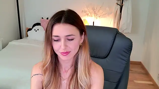 Snapshot of Sophie_Enzo chatting on February 18, 2025, 10:14 pm Sophie Enzo online show from February 18, 2025, 10:14 pm