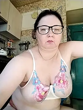 Snapshot of Holly-69 chatting on June 12, 2026, 10:47 am Holly-69 online show from June 12, 2026, 10:47 am