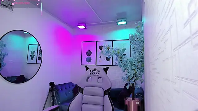 Tiara rr online show from April 14, 2026, 3:34 am