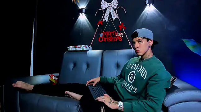 Snapshot of JUSTIN_FULLER1 chatting on December 17, 2024, 7:48 pm JUSTIN FULLER1 online show from December 17, 2024, 7:48 pm