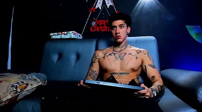 Snapshot of JUSTIN_FULLER1 chatting on December 17, 2024, 11:05 pm JUSTIN FULLER1 online show from December 17, 2024, 11:05 pm