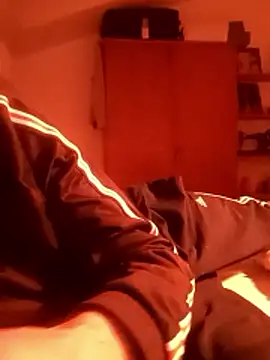 Snapshot of crems77 chatting on January 7, 2026, 11:23 am crems77 online show from January 7, 2026, 11:23 am