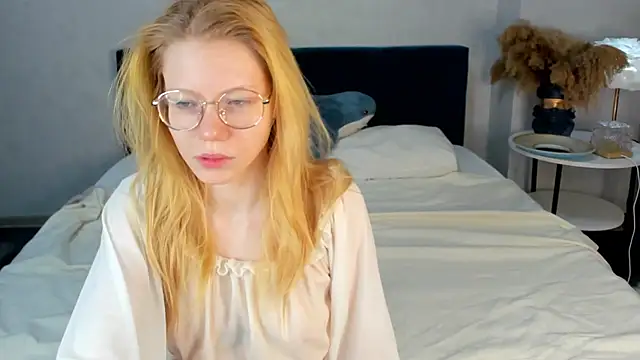 Esme Runn online show from April 11, 2026, 3:11 am