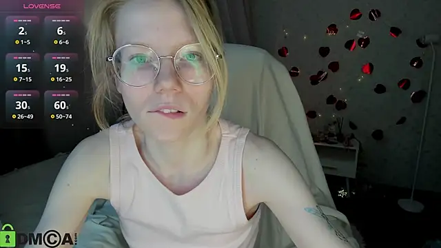 Snapshot of Esme_Runn chatting on June 2, 2026, 3:08 am Esme Runn online show from June 2, 2026, 3:08 am