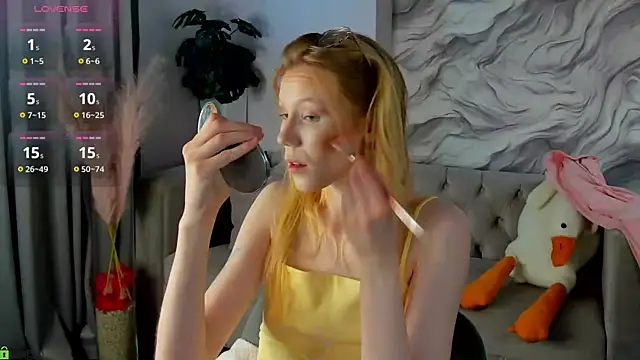 Snapshot of Esme_Runn chatting on June 22, 2026, 3:25 am Esme Runn online show from June 22, 2026, 3:25 am