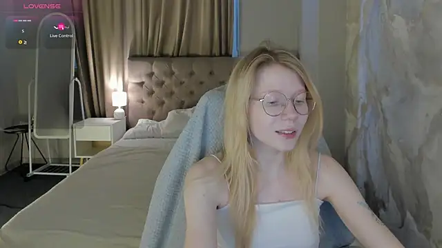 Snapshot of Esme_Runn chatting on July 3, 2026, 3:13 am Esme Runn online show from July 3, 2026, 3:13 am