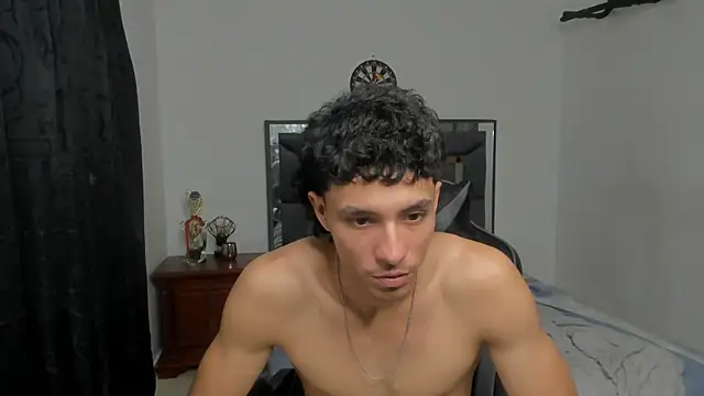 Snapshot of enzo_sloran chatting on June 4, 2026, 10:16 pm enzo sloran online show from June 4, 2026, 10:16 pm
