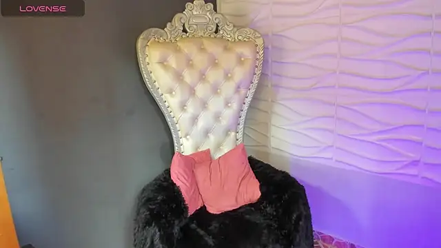 Layla 707 online show from April 15, 2026, 7:58 pm