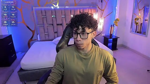 AkazaBoy  online show from February 28, 2025, 5:04 am