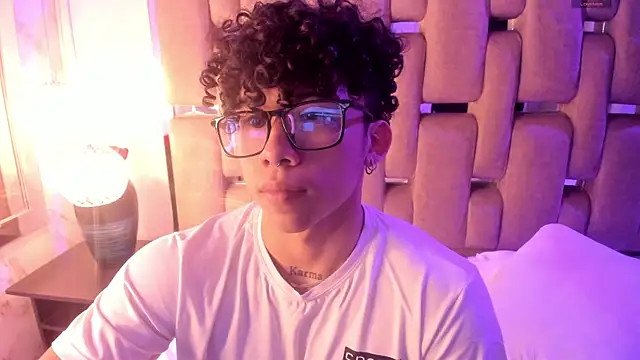 AkazaBoy  online show from November 15, 2025, 8:38 pm