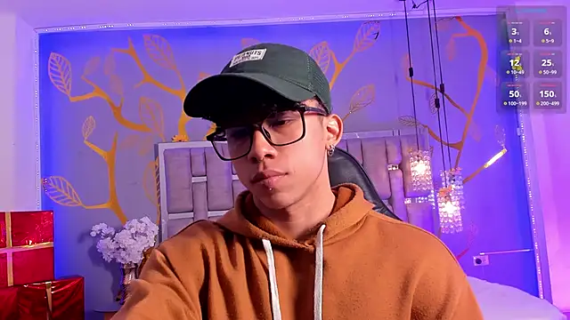 AkazaBoy  online show from December 16, 2025, 4:06 am