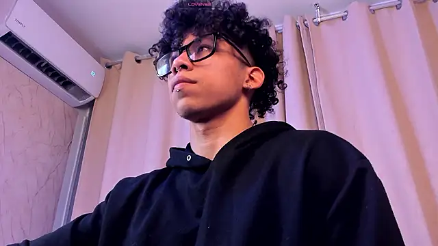 AkazaBoy  online show from March 19, 2026, 6:17 am