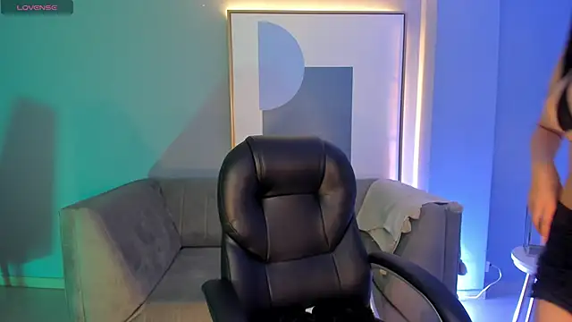 MaddisonLowe online show from October 7, 2025, 5:04 am