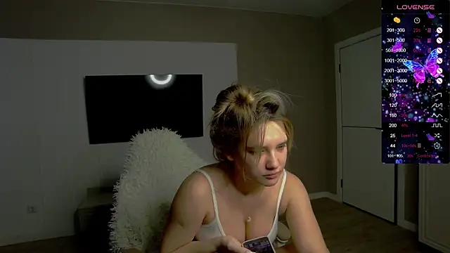 Holly Molii online show from October 30, 2025, 4:14 am