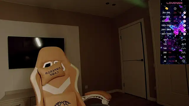 Holly Molii online show from December 3, 2025, 2:08 am