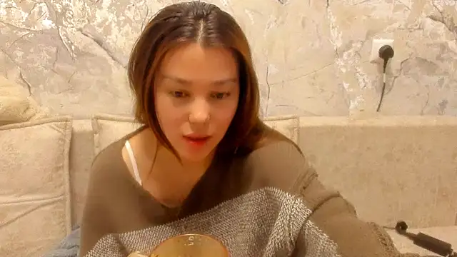 Snapshot of LunaXmii chatting on April 19, 2026, 12:00 am LunaXmii online show from April 19, 2026, 12:00 am