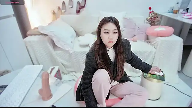 Feifei-cn online show from December 22, 2025, 2:47 pm