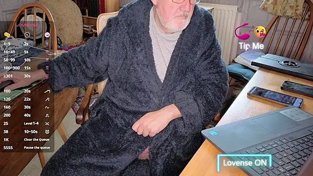 Adamdaddybear online show from November 16, 2025, 9:37 am