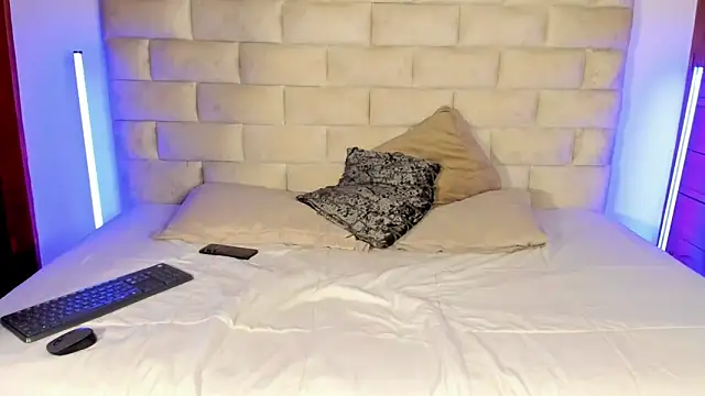 Latrellx7 online show from February 5, 2026, 12:04 am