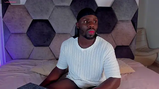 Latrellx7 online show from April 19, 2026, 3:39 am