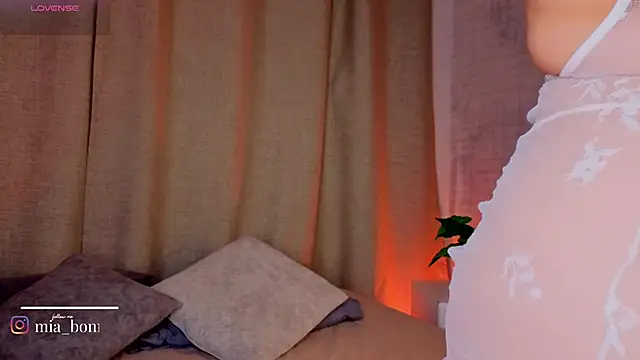 mia bonneett online show from April 4, 2026, 4:44 am