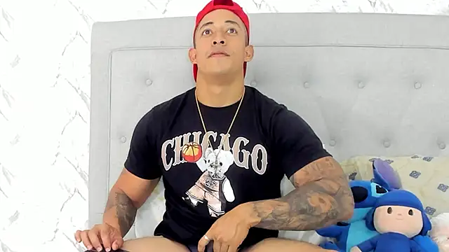 luigiferrara online show from February 15, 2025, 7:39 pm