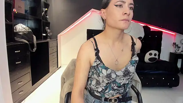 Coral Gibson online show from September 11, 2025, 12:38 pm