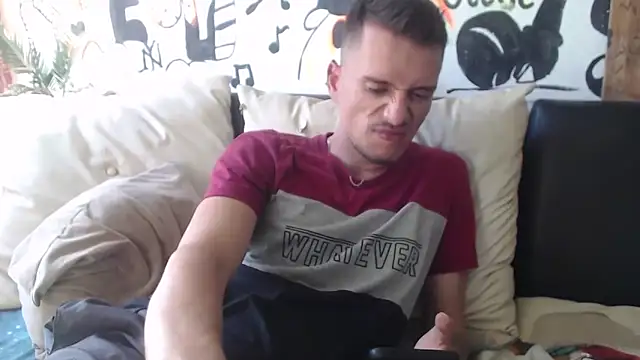 Snapshot of roystonee01 chatting on November 1, 2025, 7:27 pm roystonee01 online show from November 1, 2025, 7:27 pm