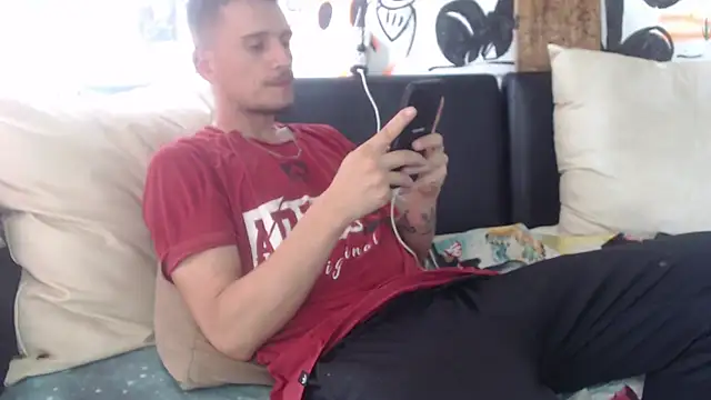 Snapshot of roystonee01 chatting on November 6, 2025, 8:10 pm roystonee01 online show from November 6, 2025, 8:10 pm