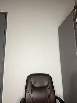 Pearl 00 online show from December 3, 2025, 8:29 pm