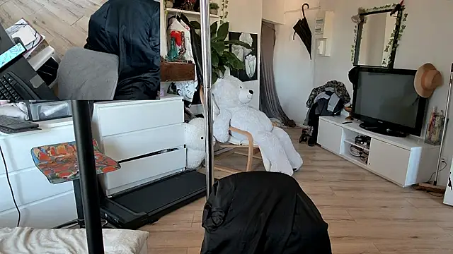 CeriseLapine online show from November 18, 2025, 12:53 pm