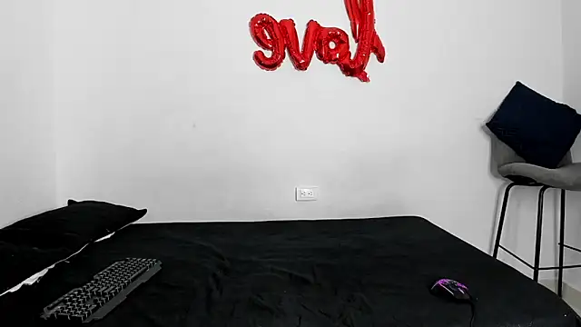 Snapshot of evanscollins chatting on November 25, 2025, 12:32 am evanscollins online show from November 25, 2025, 12:32 am
