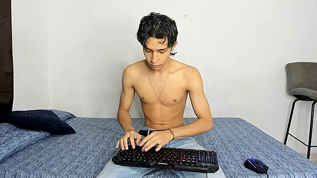 Snapshot of evanscollins chatting on December 15, 2025, 10:47 pm evanscollins online show from December 15, 2025, 10:47 pm