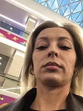 Diamond Bunny  online show from September 28, 2025, 4:01 pm