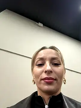 Diamond Bunny  online show from November 20, 2025, 3:34 pm