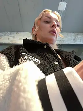 Diamond Bunny  online show from April 16, 2026, 3:13 pm