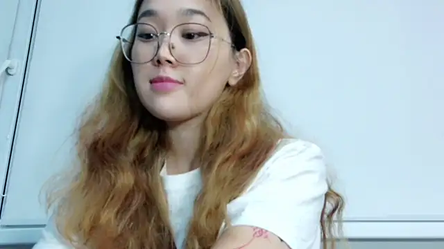 Jennatyan online show from November 18, 2025, 2:43 pm