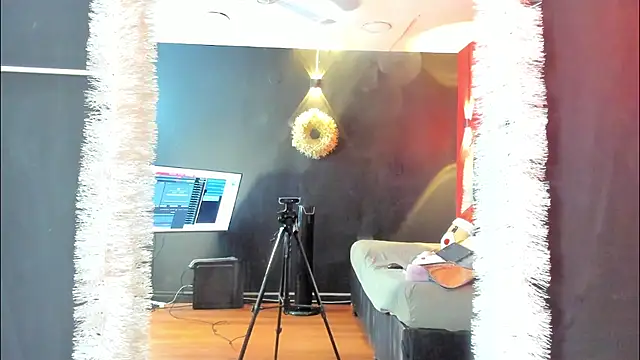 YayaHilton online show from December 16, 2025, 5:01 am