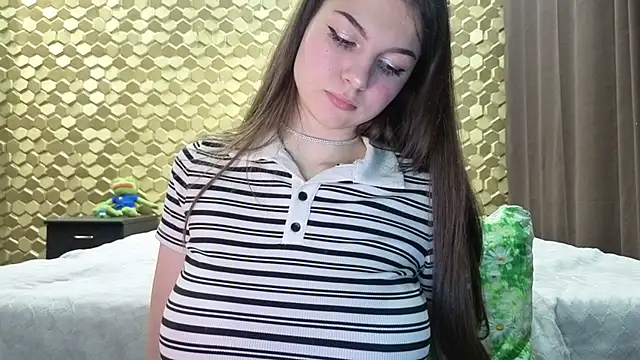 emonyashka  online show from April 17, 2026, 6:11 pm