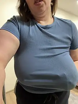 Snapshot of Your_Hot_Sister01 chatting on December 21, 2024, 2:47 pm Your Hot Sister01 online show from December 21, 2024, 2:47 pm