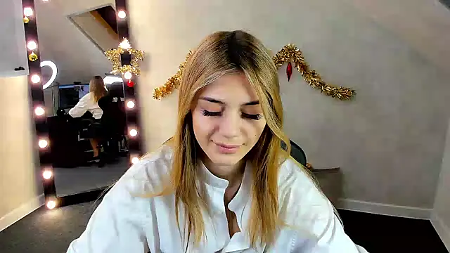 Snapshot of Cherry_Price chatting on January 8, 2025, 12:38 am Cherry Price online show from January 8, 2025, 12:38 am