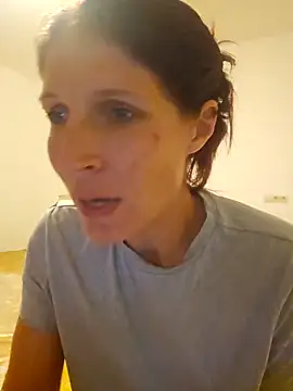 Snapshot of Lenchen_ chatting on April 17, 2026, 7:28 pm Lenchen online show from April 17, 2026, 7:28 pm